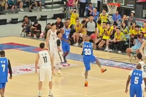 笑死！王哲林面对库兹马，居然敢这么上篮，被无情扇飞！