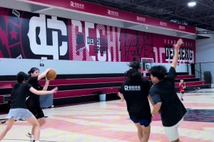 下赛季能否见到？网友晒2K爱德华兹隔扣约基奇 后者倒地不起