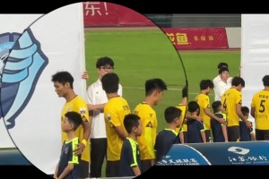 看一遍笑一遍！惊！苏超泰州队球员国歌仪式时转错方向