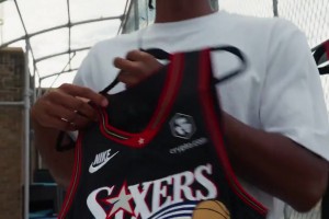 76人众球员看到经典款复古球衣的反应，当年艾弗森穿这身是真的帅