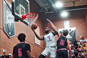 詹姆斯前两年打野球联赛的样子，真的生猛啊！