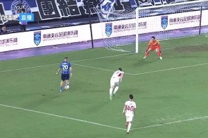 啥操作？南通支云球员放倒陕西联合外援后又一屁股坐在对方脖子上