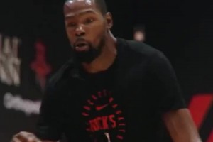 备战新赛季 期待！杜兰特身穿火箭训练T恤在球馆训练~