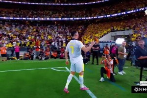 C罗挥拳怒吼致意球迷，给费迪南德吓了一跳