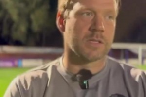 超级巨大！女超联赛名场面：门将未开出门球，被对手反抢绝平！