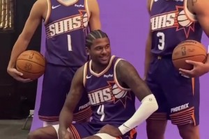 小子挺有地位啊！杰伦-格林坐在C位 布克和狄龙分列左右