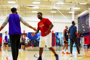 瘦虎！减肥成功的锡安亮相鹈鹕训练营，暴扣时感觉身体更轻盈了