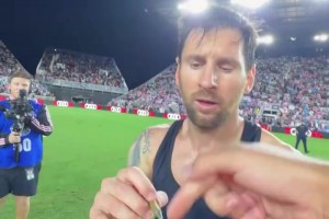 梦想成真！梅西在摄影师镜头上签名！这个镜头有点帅啊！