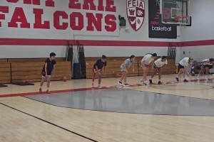 杨瀚森的好哥们！马卢阿奇身穿太阳球衣拍摄定妆照，笑容满面