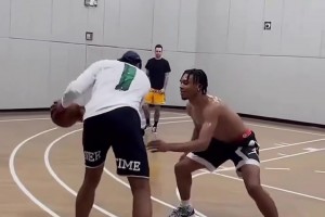 三威胁这一个动作玩出花的男人