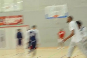 梦之队的詹姆斯把扣篮玩成了艺术