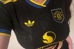 大老师穿着曼联球衣又在散发魅力，好身材根本掩盖不住