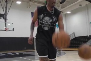 右手腕韧带撕裂的杰伦-威廉姆斯展示自己休赛期左手的训练成果！