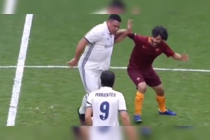 这个胖子带球慢吞吞的，会踢球吗？