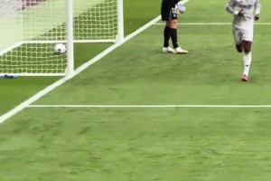 感情好居莱尔进球后，姆巴佩与贝林厄姆跑向助攻的维尼修斯