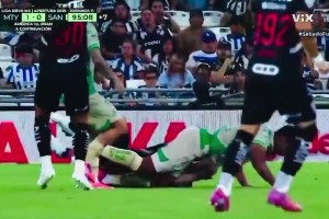 拉莫斯惨遭爆头出血争球时被一脚踢中脸部，直接出血了