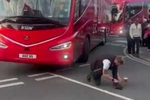 水晶宫球迷赛后故意阻拦利物浦大巴，只为唱“你们是坨屎”