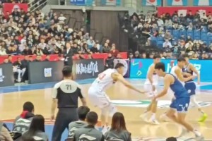 杨瀚森背打把135kg的李炎哲怼飞，网友说这是进攻犯规？