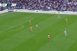 这都不传？库普梅纳斯断球小角度低射被扑！奥蓬达包抄空门跪地了