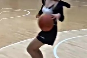 老妹，这身装备也能来个后仰跳投，有点东西的