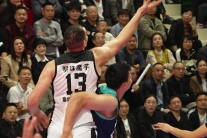 拽球衣都没用！德古拉野球场遇许钟豪头顶摘瓜轻松完成2+1