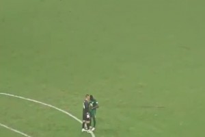 国安凝聚力正在回归！实拍：法比奥下场前专门给侯森佩戴队长袖标