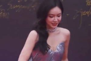 篮球界颜值博主！美娜一身银色礼服出席微博之夜活动 身材真好啊