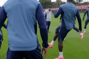 足球精灵！名场面：小罗在德比战中打入红黑生涯处子球！