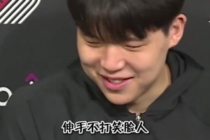 伸手不打笑脸人！杨瀚森在媒体日谈和队友相处哲学：就是笑呵呵的