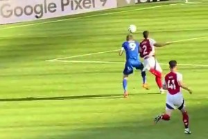 壮如牛！当年瓦尔迪去撞萨利巴结果自己先倒下了，太猛啦