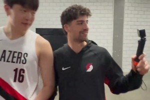 简直团宠开拓者的队友们在媒体日与杨瀚森有爱互动~~