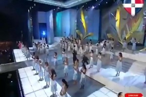 确定不是AI？詹姆斯这力量也太恐怖了！后场三分单手一扔进了！