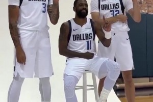 三状元组合！浓眉+欧文+弗拉格三人合影，欧文坐在C位