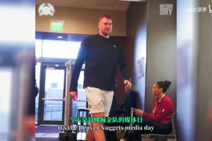 想到瓦兰忍不住笑出了声！约基奇调侃：队友离队我都快没朋友了！