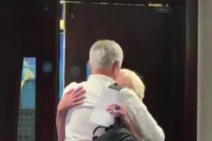 老友重聚！穆里尼奥给切尔西老员工康尼利一个大大的拥抱