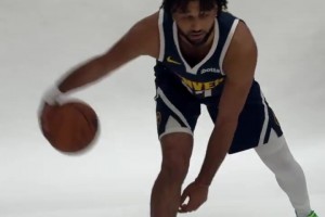 谢泼德在训练中迎着KD长臂勾手打进，这球应该看不到框了吧