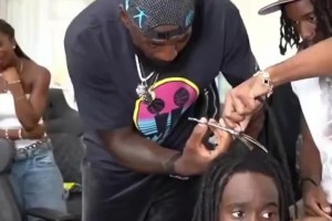 逗比老头！詹姆斯直播给网红理发，还想接到自己的秃头上