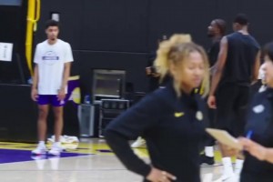 这个吧友们真喜欢！杜兰特又和美女主持人亚当斯约上烧烤了