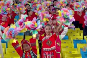 这就是足球的温度!蓉城球迷凤凰山集体亮灯，悼念近日去世的球迷