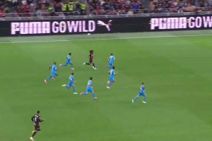 AC米兰又一经典名场面诞生！那不勒斯七人“包围”莱奥