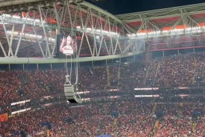 若塔照片出现在加拉塔萨雷球场的大屏幕上，现场掌声雷动！