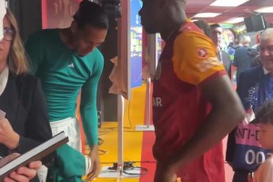 范迪克和奥斯梅恩在比赛后交换了球衣