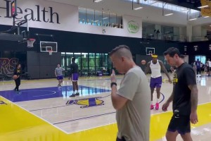 谁更准？范德彪PK拉拉维亚！湖人训练后的投篮练习