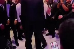 身材太棒了！名场面：林葳赛后送球衣遭球迷疯抢！