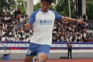 蒿俊闵代表华中科技大学上场踢汉超，这脚法和球商依旧顶级