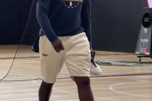 哥们儿你谁？暴瘦版锡安亮相训练营 害搁那秀扣篮