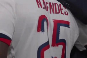 世一左努诺门德斯获MVP！队友和主席纳赛尔拥抱送上祝贺