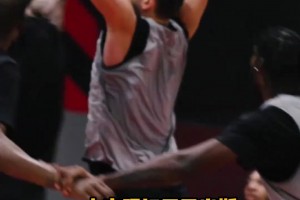 较上劲了哈！申京训练中隔扣亚当斯 海王第二天马上隔扣回来~