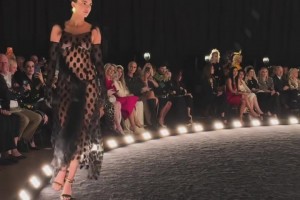 肯豆这裙子也太性感了吧！布克现在估计在家拍大腿了！