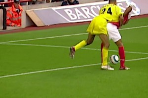 亨利经典名场面！无视野预判脚后跟进球⚡⚡⚡